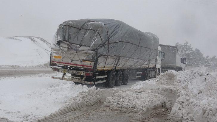 Kar yağışı ve tipi ulaşımı olumsuz etkiledi G3