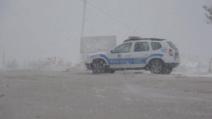 Kar yağışı ve tipi ulaşımı olumsuz etkiledi G4