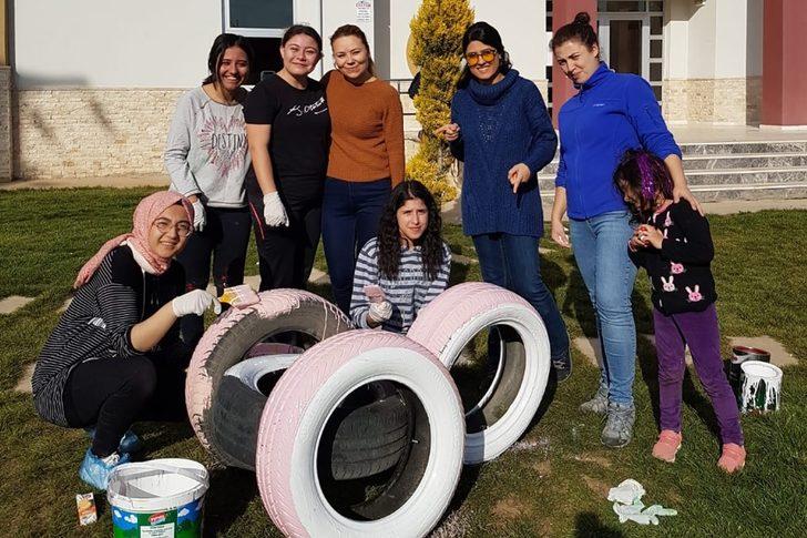 Çocuk Gelişimi öğrencileri bahçeye renk kattı G2