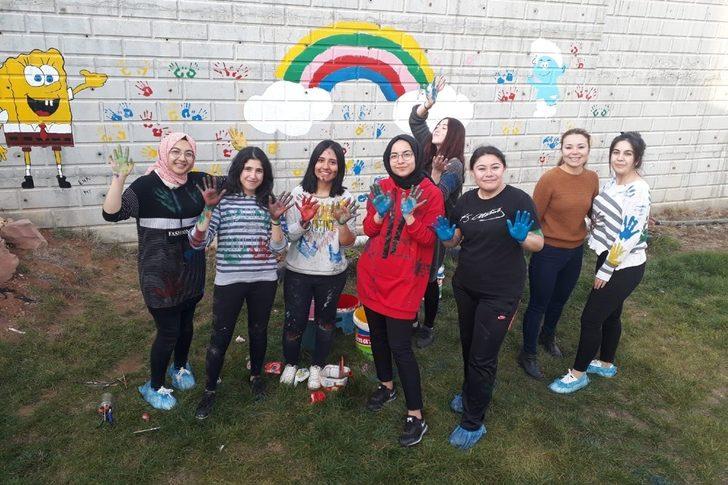 Çocuk Gelişimi öğrencileri bahçeye renk kattı G3