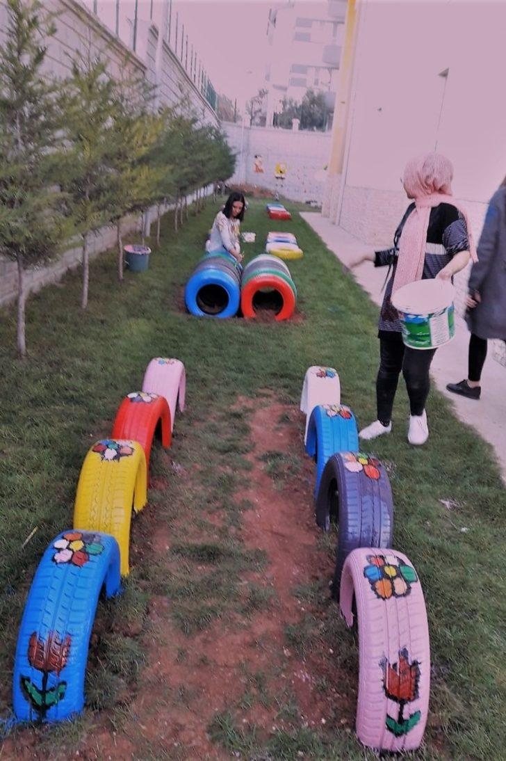 Çocuk Gelişimi öğrencileri bahçeye renk kattı G4