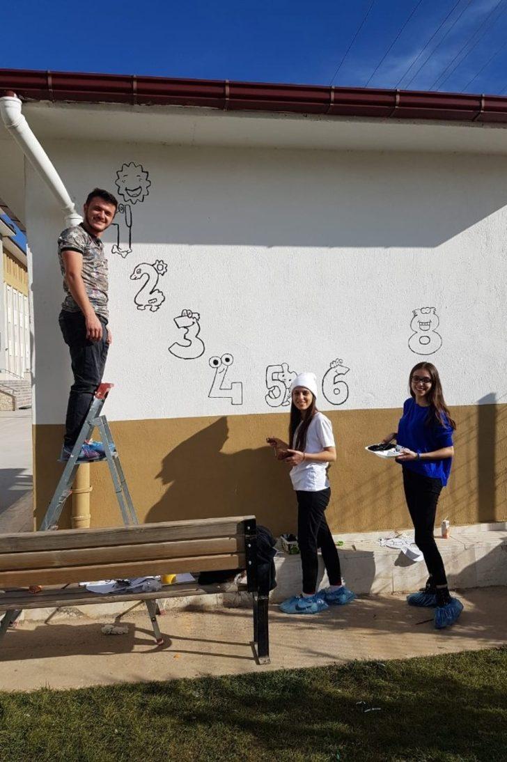 Çocuk Gelişimi öğrencileri bahçeye renk kattı G5