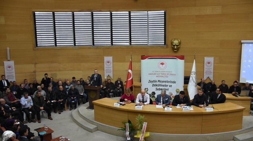 Akhisar&rsquo;da &rsquo;zeytin hastalıkları ve zararlıları&rsquo; konuşuldu