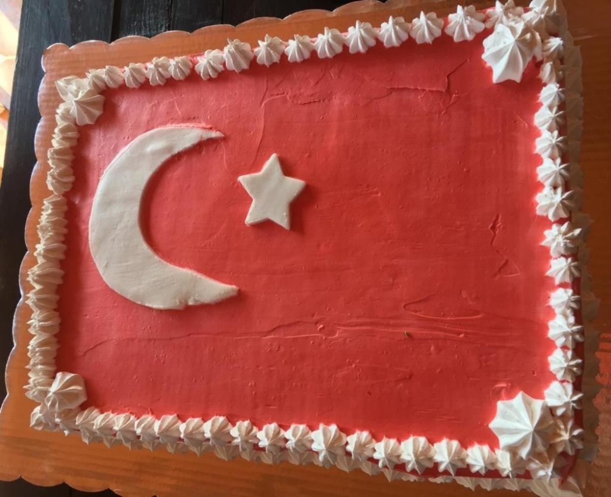 Meksikalı hasta T&uuml;rk doktorlarına ay-yıldızlı doğum g&uuml;n&uuml; kutlaması ile teşekk&uuml;r etti