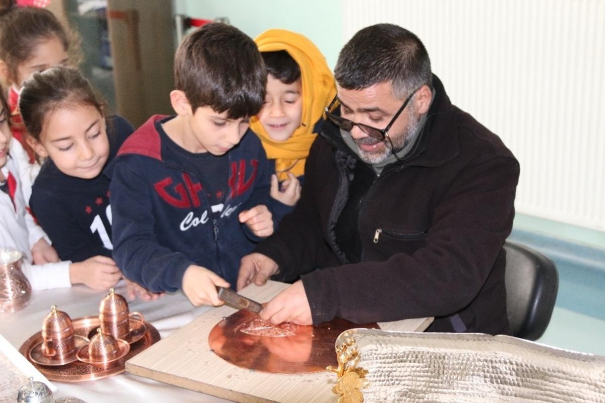 Geleneksel el sanatları ustaları GKV&rsquo;de &ouml;ğrencilerle buluştu