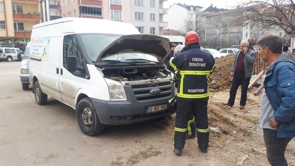 Motora sıkışan kediyi itfaiye kurtardı
