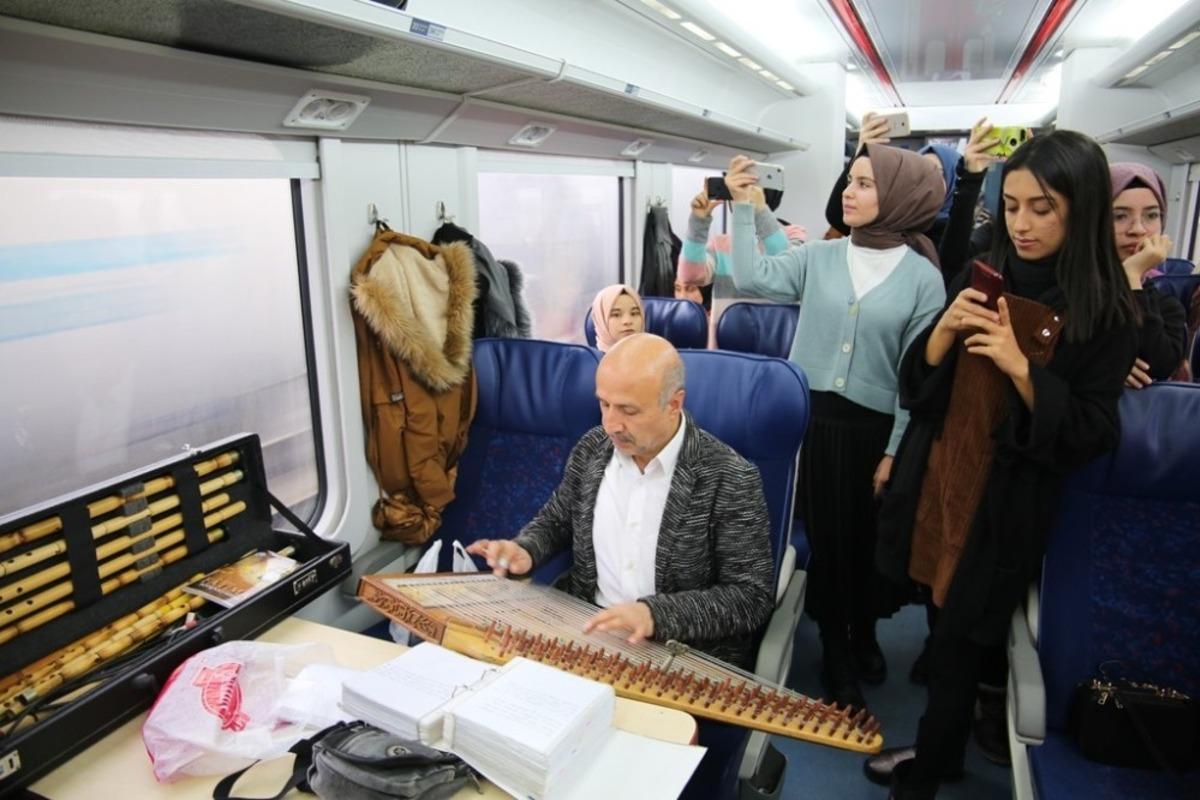 Belediye &ouml;nc&uuml;l&uuml;k etti, &ouml;ğrenciler tarihi yerleri gezdi