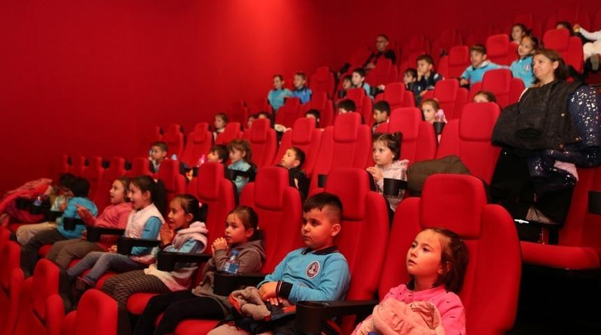 Bolu Belediyesi &ccedil;ocukların y&uuml;z&uuml;n&uuml; g&uuml;ld&uuml;rmeye devam ediyor