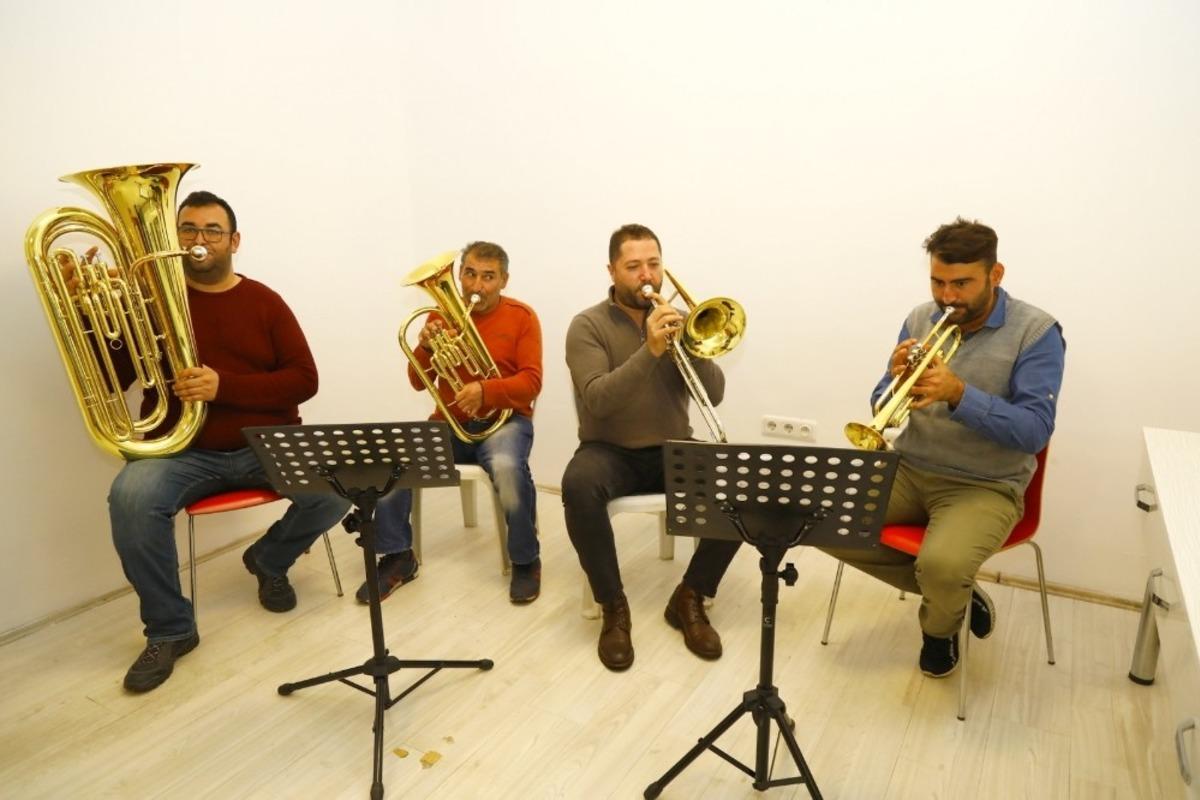 Manavgat Belediyesi &Ouml;zg&uuml;rl&uuml;k Bandosu kurdu