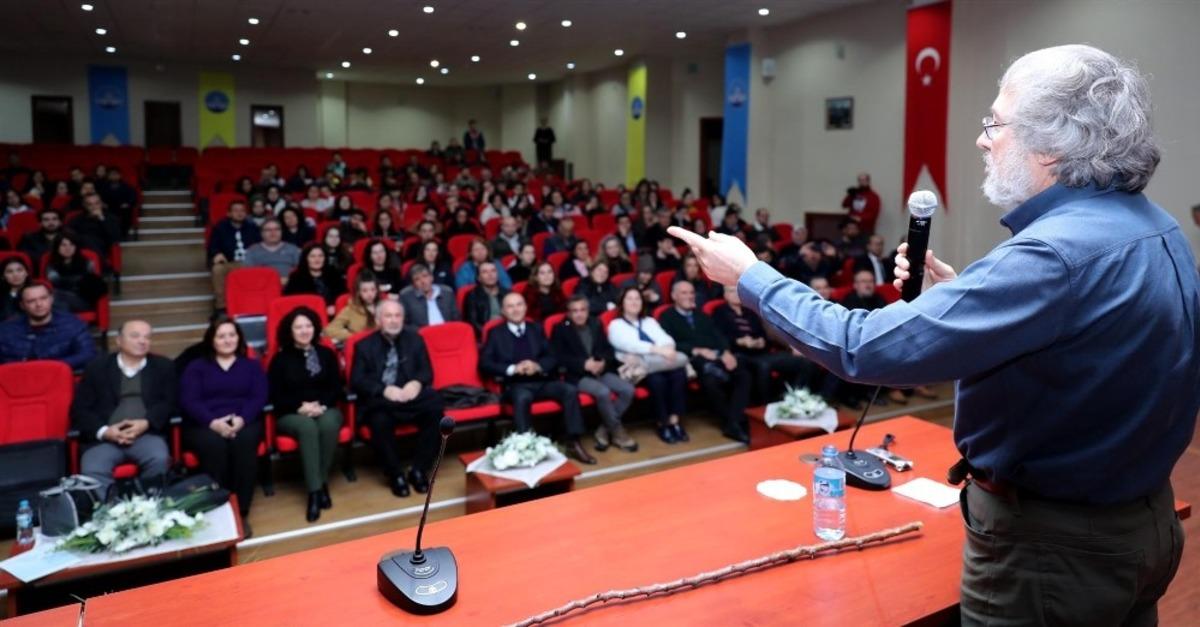 Fizik Profes&ouml;r&uuml; Avcı&rsquo;dan &ldquo;Yalnız Mıyız? D&uuml;nya Dışı Yaşam Arayışı&rdquo; konferansı