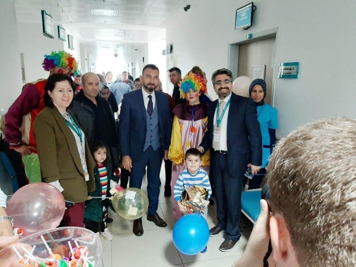 Burhaniye&rsquo;de &uuml;niversiteli gen&ccedil;ler hastanede yatan &ccedil;ocuklarla buluştu