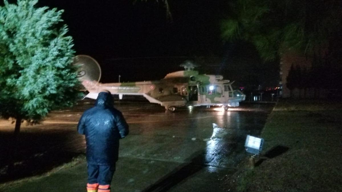 G&Uuml;NCELLEME - Adana'da sağanak nedeniyle ara&ccedil;ta mahsur kalanlar helikopterle kurtarıldı