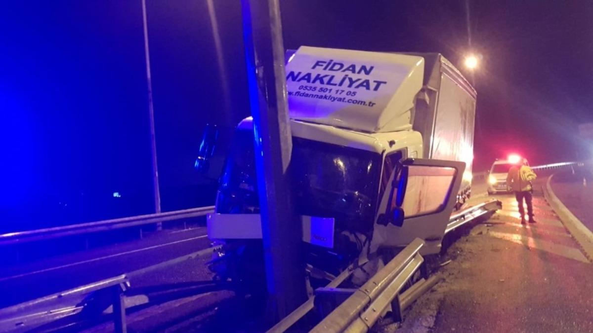 Kamyon elektrik direğine &ccedil;arptı; 1 yaralı