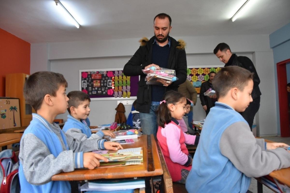 &Uuml;niversite &ouml;ğrencilerinden minik &ouml;ğrencilere kitap