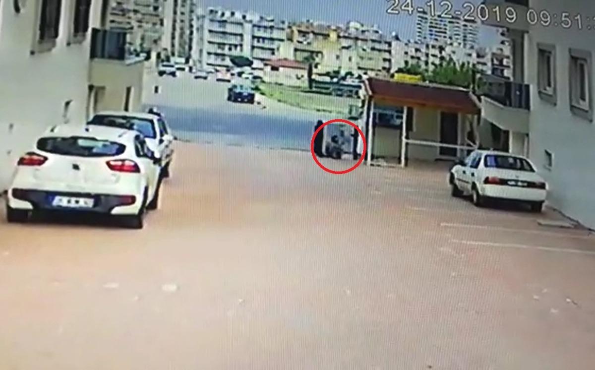 Hatay'da şiddetli r&uuml;zgar yaşlı kadını b&ouml;yle savurdu