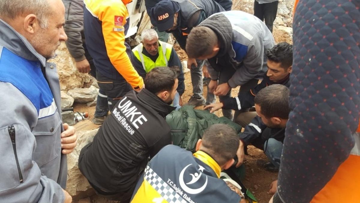 Siirt&rsquo;te kamyon şarampole yuvarlandı: 1 yaralı