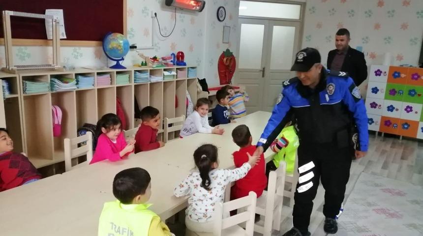 Anaokulu &ouml;ğrencilerine polislerden eğitim