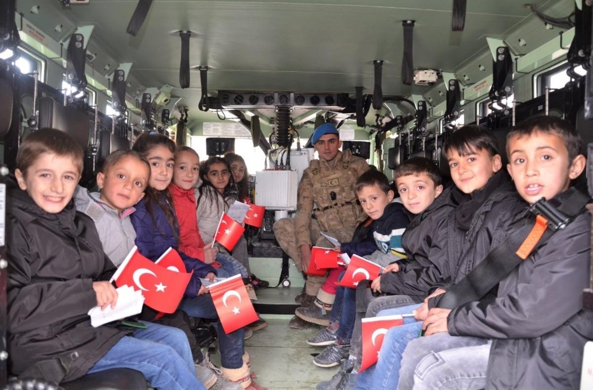Beyt&uuml;şşebap&rsquo;ta &ouml;ğrenciler zırhlı ara&ccedil;la şehir turu attı