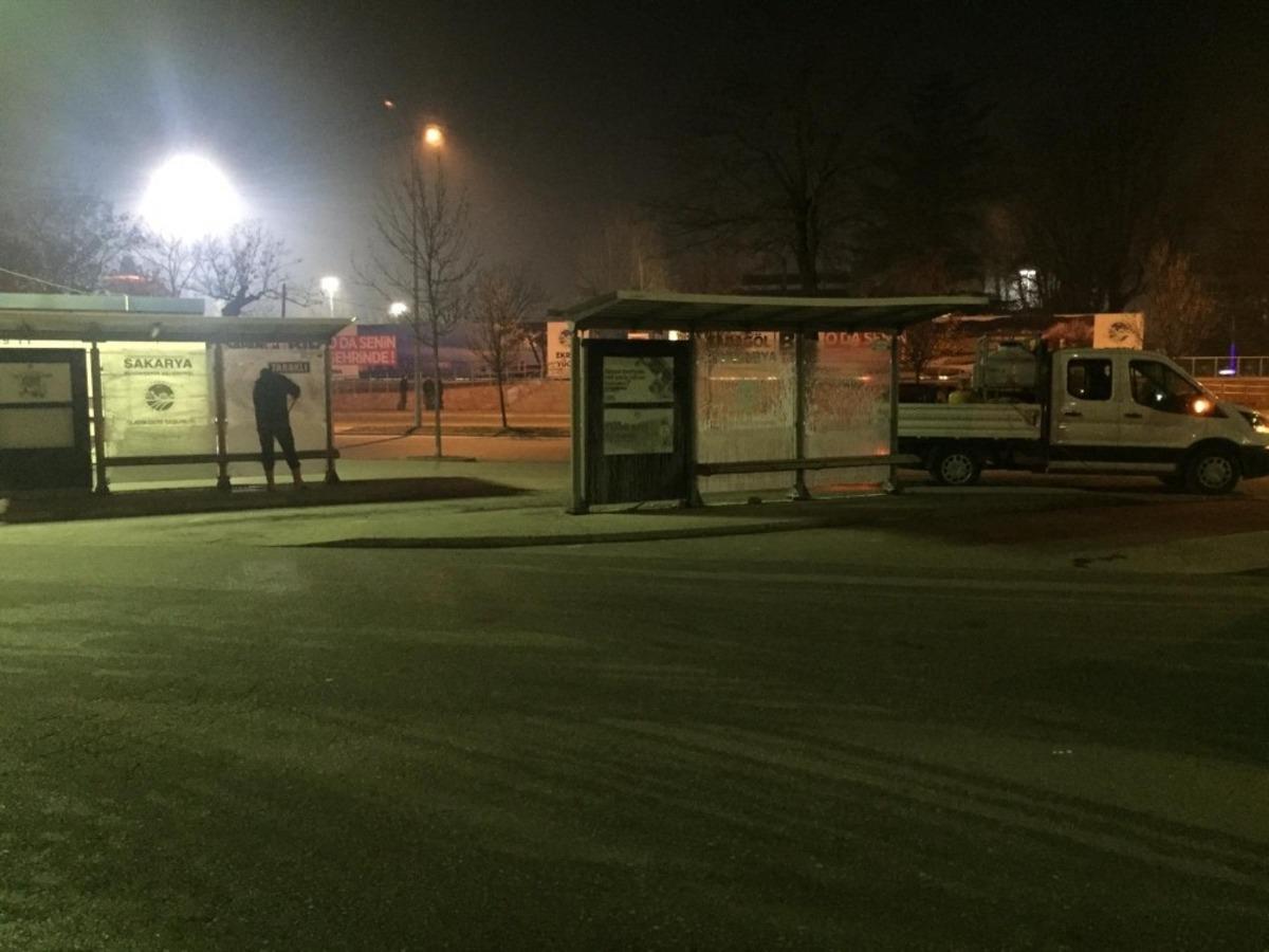 Sakarya&rsquo;da il&ccedil;e garajlarında yolcu durakları temizleniyor