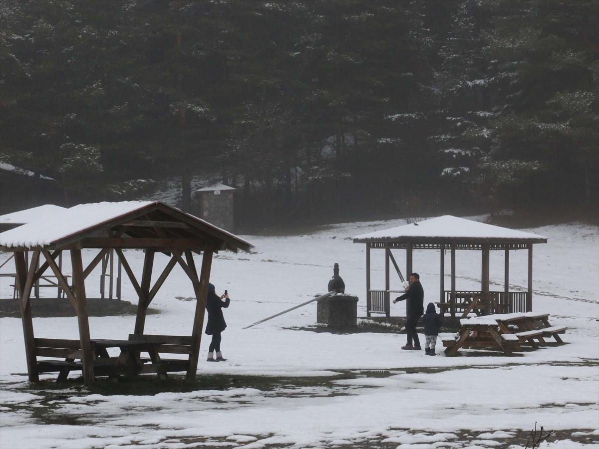 Kar Abant'ı beyaza b&uuml;r&uuml;d&uuml;
