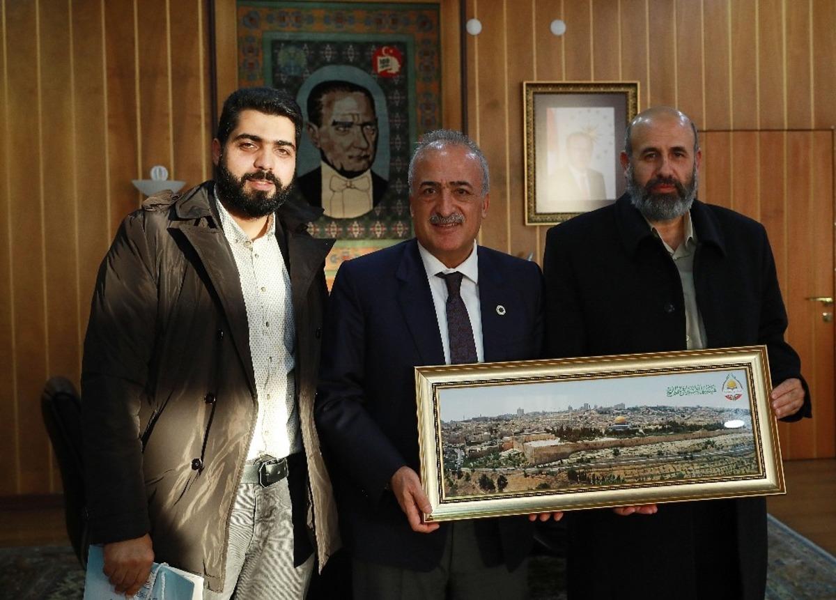 Yurt Dışı Filistinli &Acirc;limler Derneği Başkanından Rekt&ouml;r &Ccedil;omaklı&rsquo;ya ziyaret