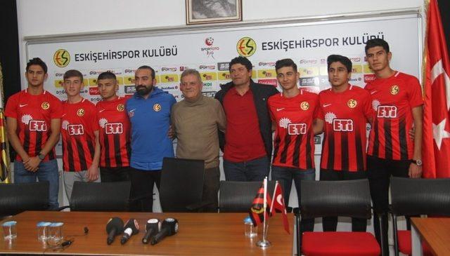 Eskişehirspor’da altyapıdan 6 oyuncu profesyonel oldu