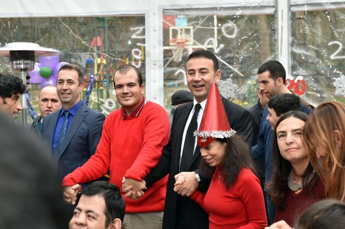 Engelliler yeni yıl &ouml;ncesi g&ouml;n&uuml;llerince eğlendiler