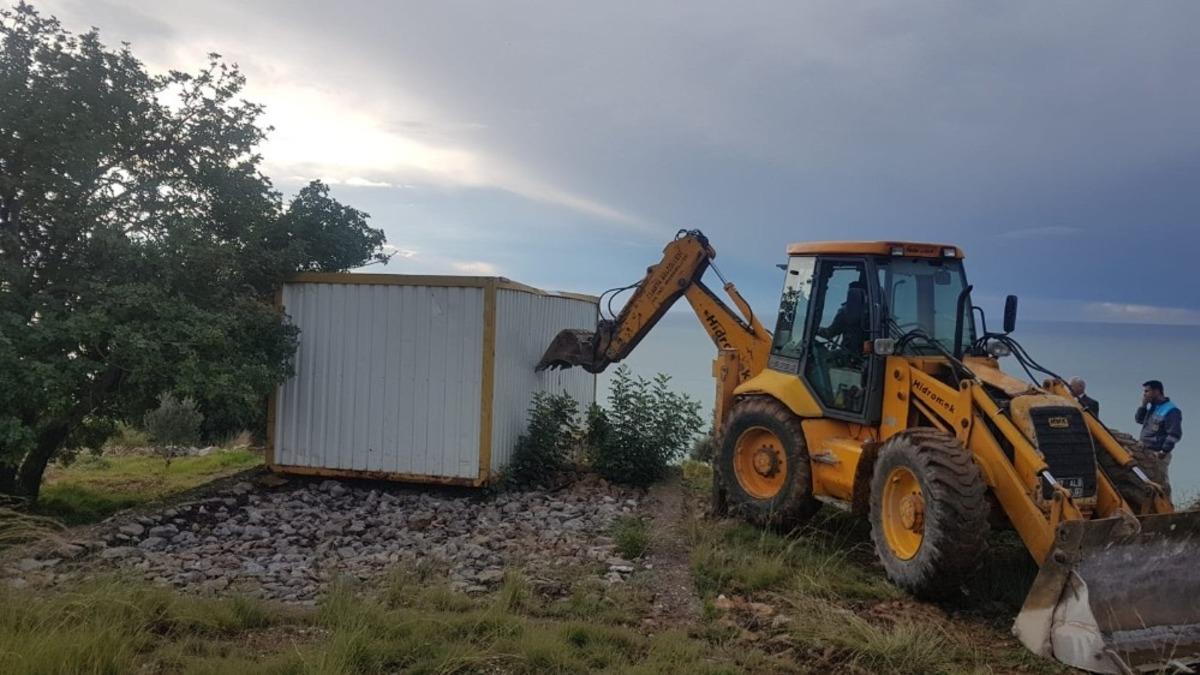 Alanya Belediyesinden ka&ccedil;ak yapıya m&uuml;dahale