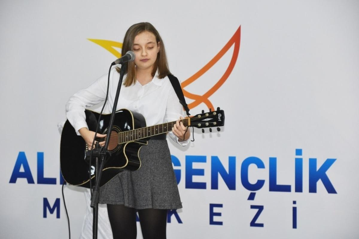 Aliağa Gen&ccedil;lik Merkezinde eğlence devam ediyor