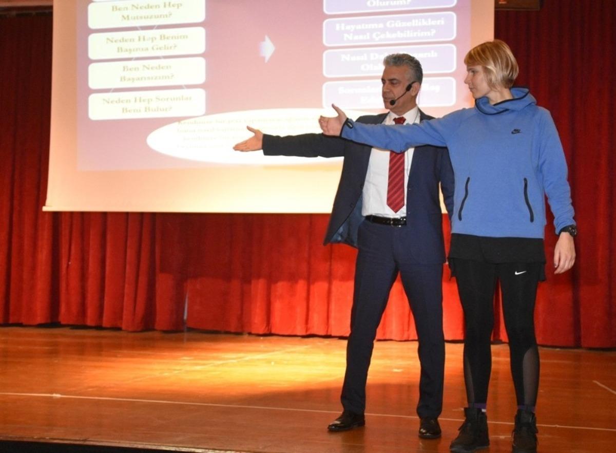 Aliağa Belediyesinden &ccedil;alışanlarına motivasyon semineri