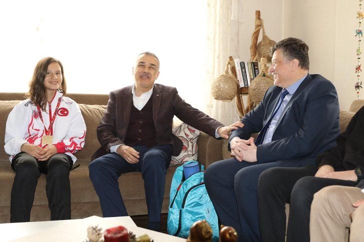 Savaş ve Fillikçioğlu’ndan Muaythai şampiyonu Beyza’ya tebrik ziyareti G1