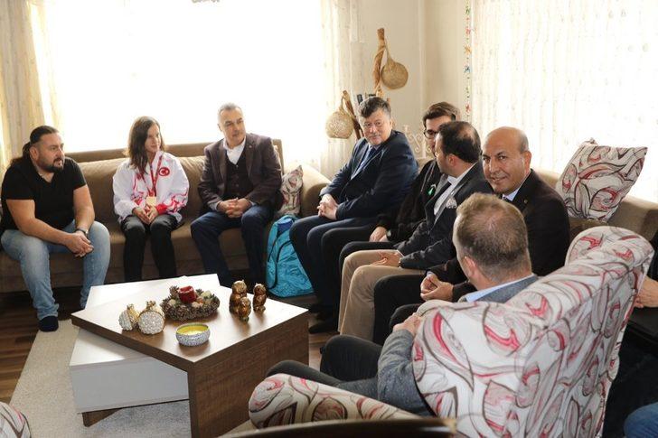 Savaş ve Fillikçioğlu’ndan Muaythai şampiyonu Beyza’ya tebrik ziyareti G2