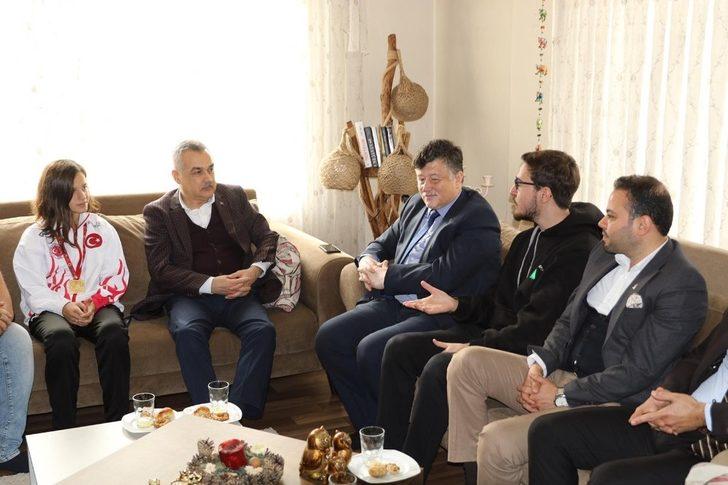 Savaş ve Fillikçioğlu’ndan Muaythai şampiyonu Beyza’ya tebrik ziyareti G3