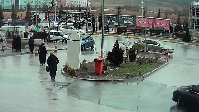 Yolun karşısına geçmeye çalışan yayalara otomobil çarptı