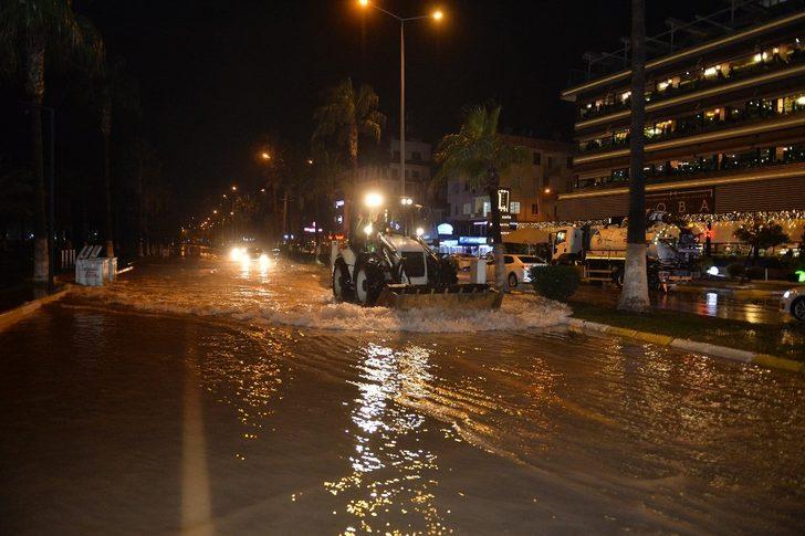 Büyükşehir ekipleri, yağıştan etkilenen bölgelerde çalışmalarını sürdürüyor G4