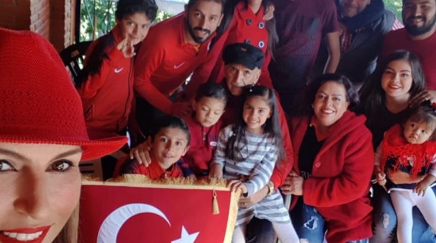 Kayseri Şehir Hastanesinde sağlığına kavuşan Meksikalı hastadan Türk bayraklı kutlama