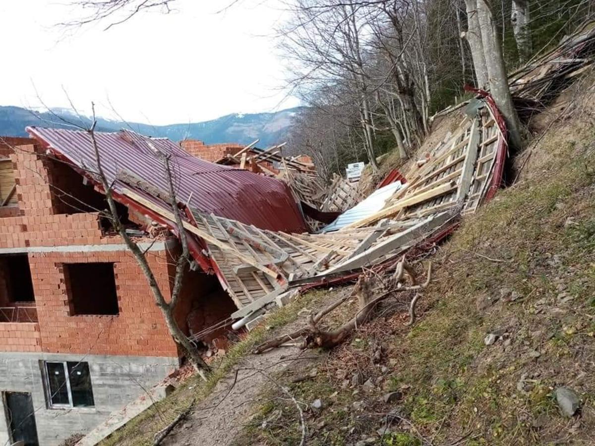 &Ccedil;aykara il&ccedil;esinde &ouml;nce yangın sonra fırtına hasara yola&ccedil;tı