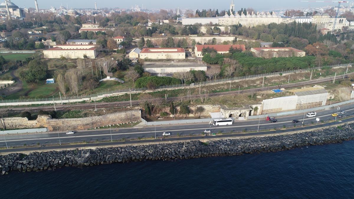 Topkapı Sarayı'ndaki 'kayma' b&ouml;yle durduruldu! Kazıklı &ouml;nlem...