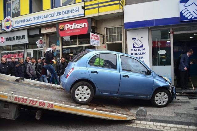 Kırklareli’de kontrolden çıkan otomobil iş yerine daldı