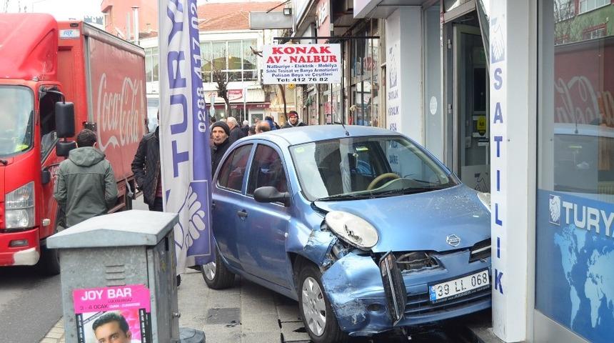 Kırklareli’de kontrolden çıkan otomobil iş yerine daldı