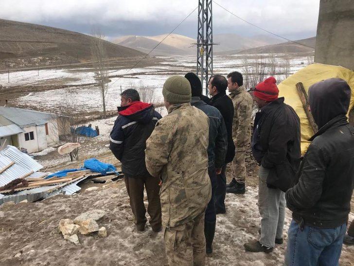 Otlukbeli’nde fırtına çatıları uçurdu G1