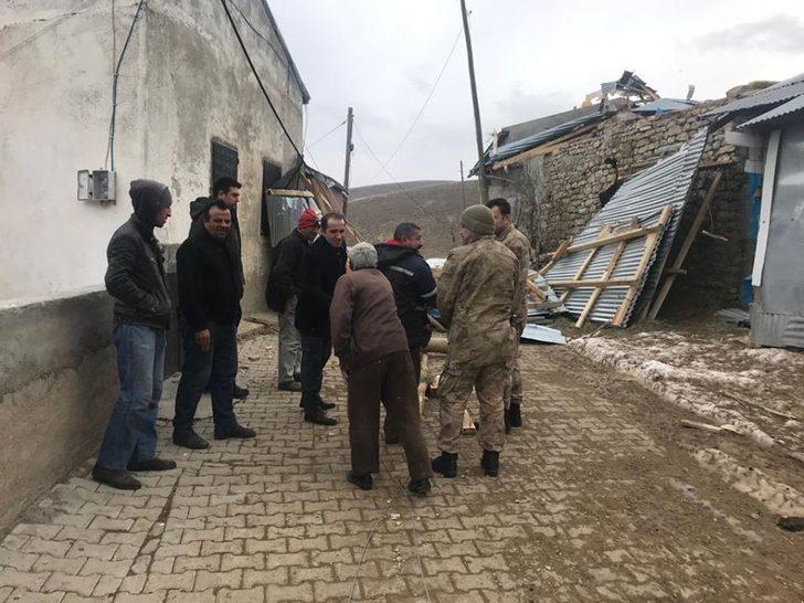 Otlukbeli’nde fırtına çatıları uçurdu G2