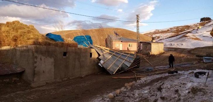 Otlukbeli’nde fırtına çatıları uçurdu G3