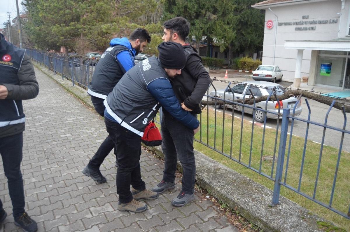 Lise &ouml;nlerinde uyuşturucuya karşı uygulama yapıldı
