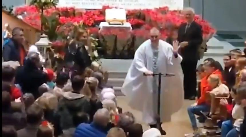 İrlanda&rsquo;da bir rahip kiliseyi scooter'ıyla terk etti