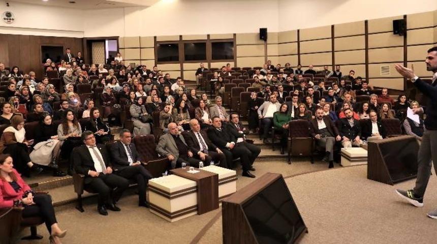 GA&Uuml;N &ouml;ğrencileri modacı Bağzıbağlı&rsquo;yı dinledi