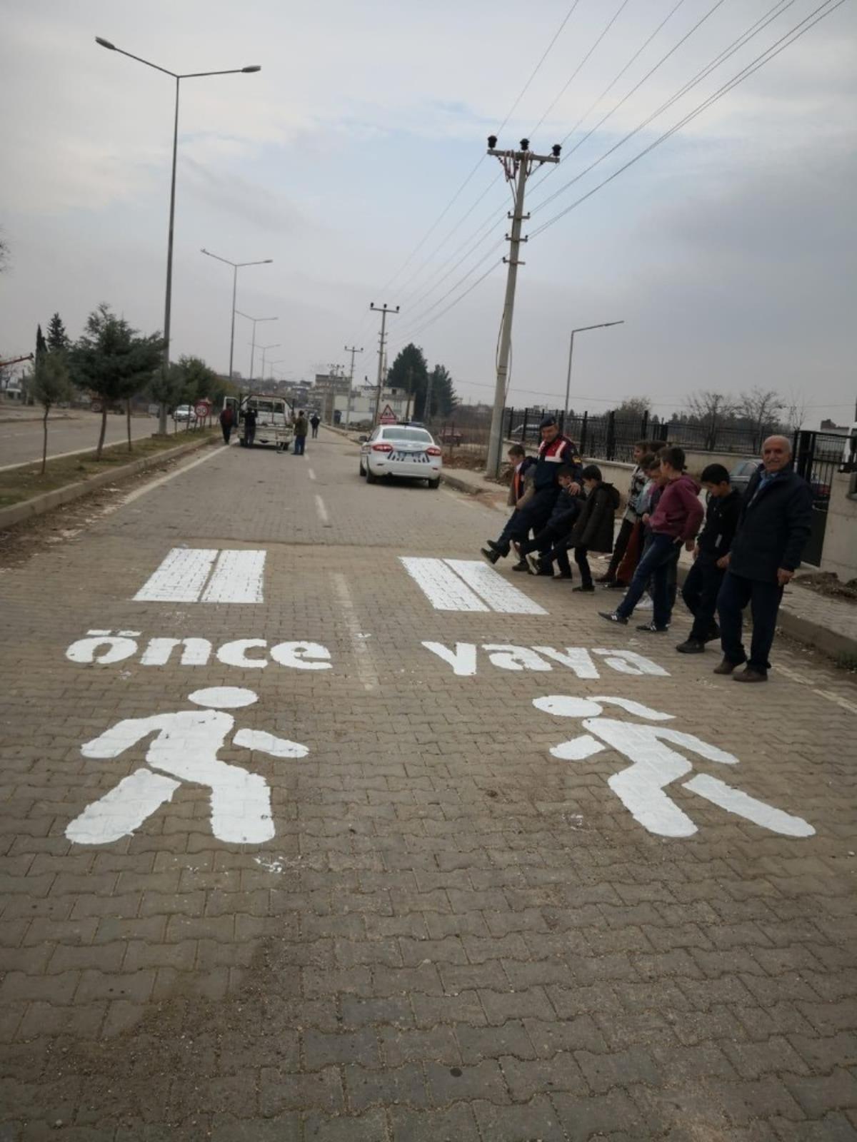 Okul &ouml;nlerine &lsquo;&Ouml;nce yaya&rsquo; g&ouml;rselleri &ccedil;izildi