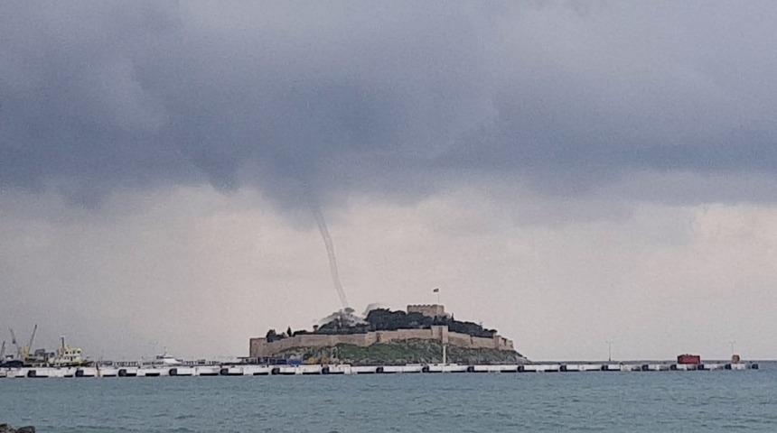 Kuşadası’nda hortum heyecana neden oldu