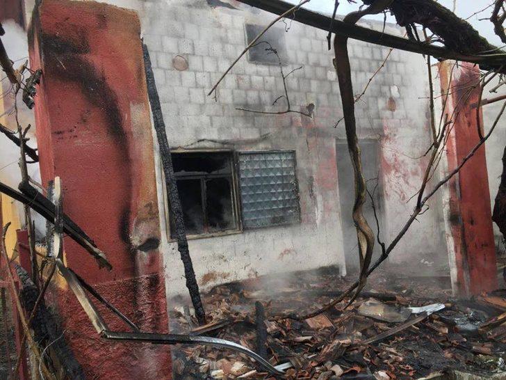 Yangında tüm eşyaları kül oldu G1