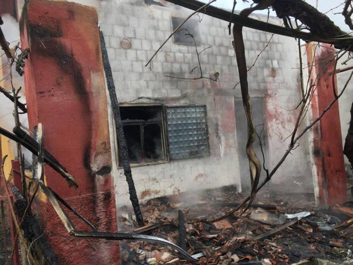 Yangında t&uuml;m eşyaları k&uuml;l oldu